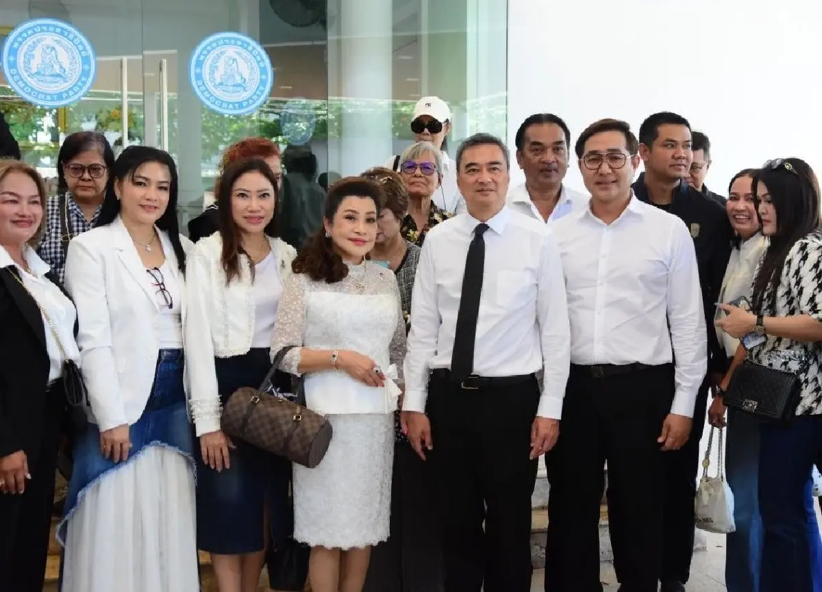 ‘พยุงศักดิ์’พาผู้ประกอบการ พบหัวหน้าปชป. ให้กำลังใจชาวหาดใหญ่ฝ่าวิกฤติ