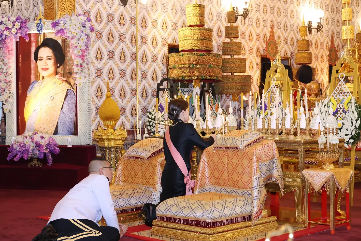 ในหลวง-พระราชินี เสด็จฯ ทรงบำเพ็ญพระราชกุศลปัญญาสมวาร ถวายพระบรมศพ พระพันปีหลวง