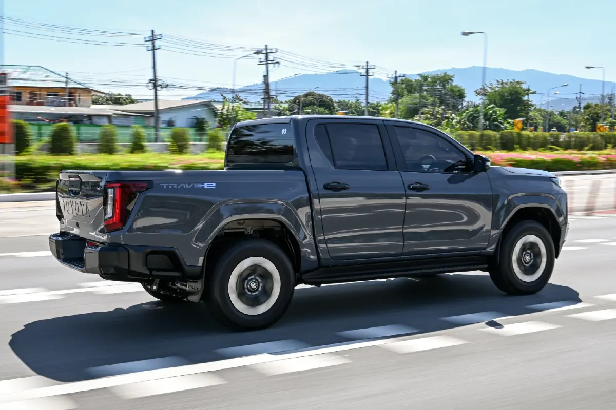 โตโยต้า ไฮลักซ์ ทราโว่-อี ทางเรียบนิ่ง ออฟโรดลุยได้ ระยะทาง ?