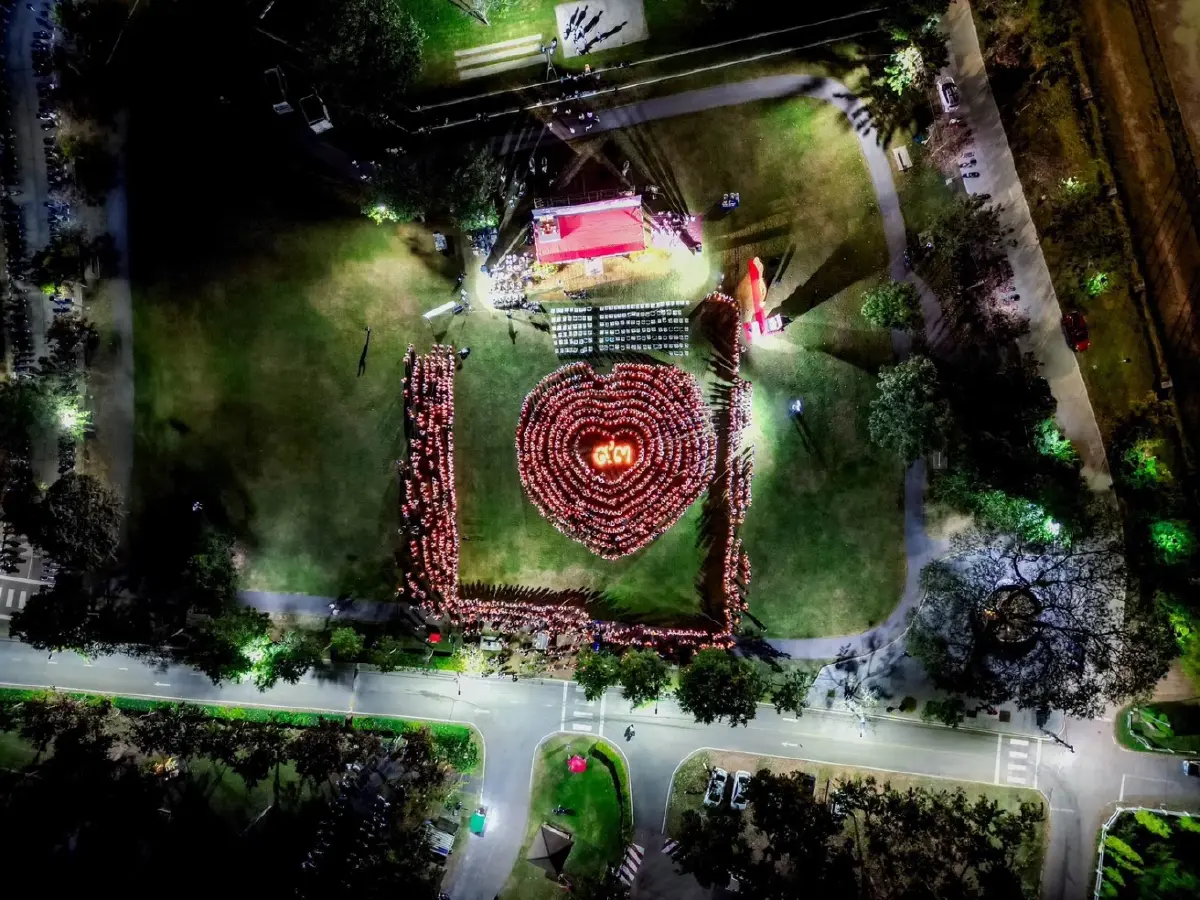 มมส จุดเทียนแปรอักษร น้อมรำลึก รัชกาลที่ 9 - สมเด็จพระพันปีหลวง