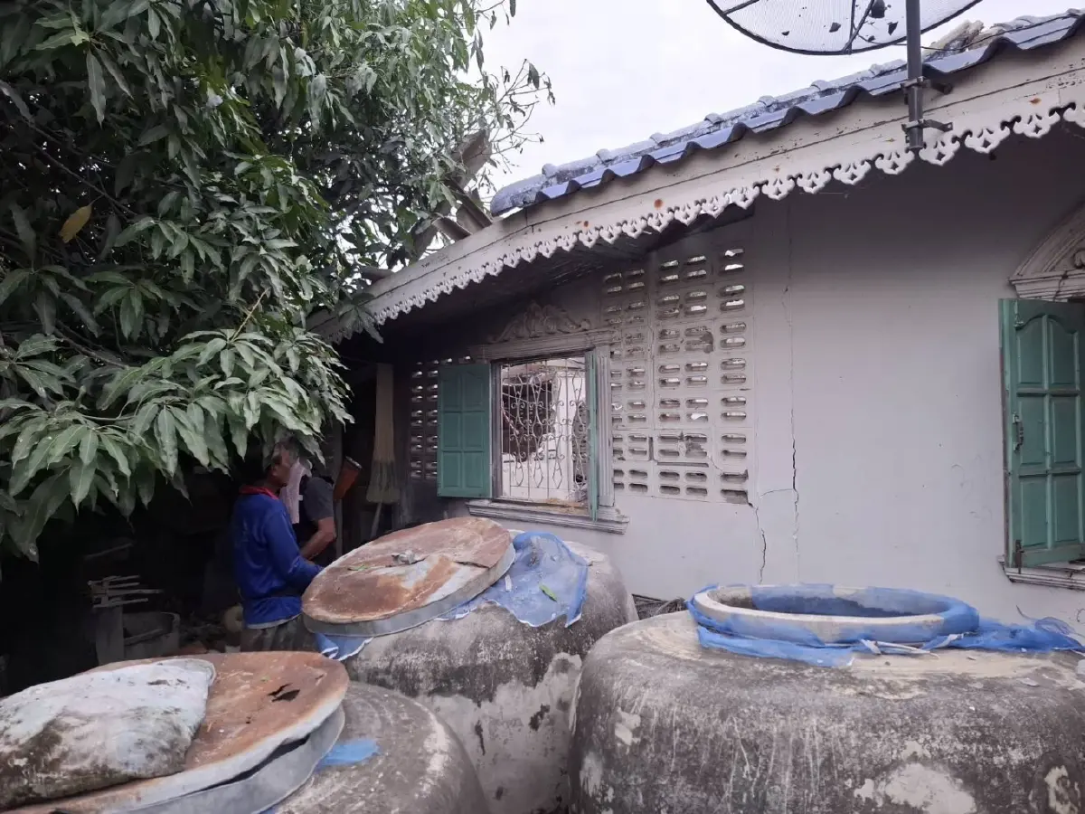 เปิดภาพ กัมพูชา ยิงปืนใหญ่ ตกใส่บ้านคนไทย เสียหาย 2 หลัง