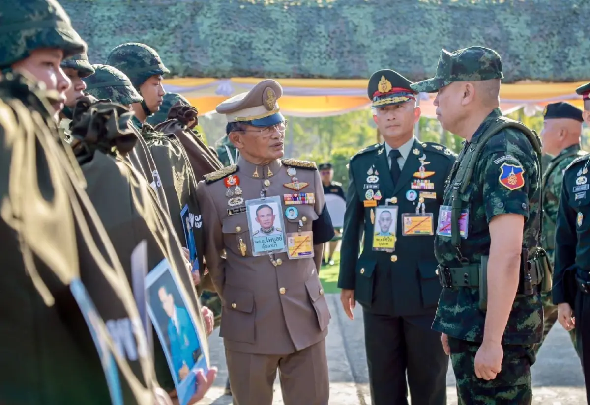 องคมนตรี เชิญสิ่งของพระราชทานปีใหม่ ให้แก่ 'กองกำลังบูรพา'