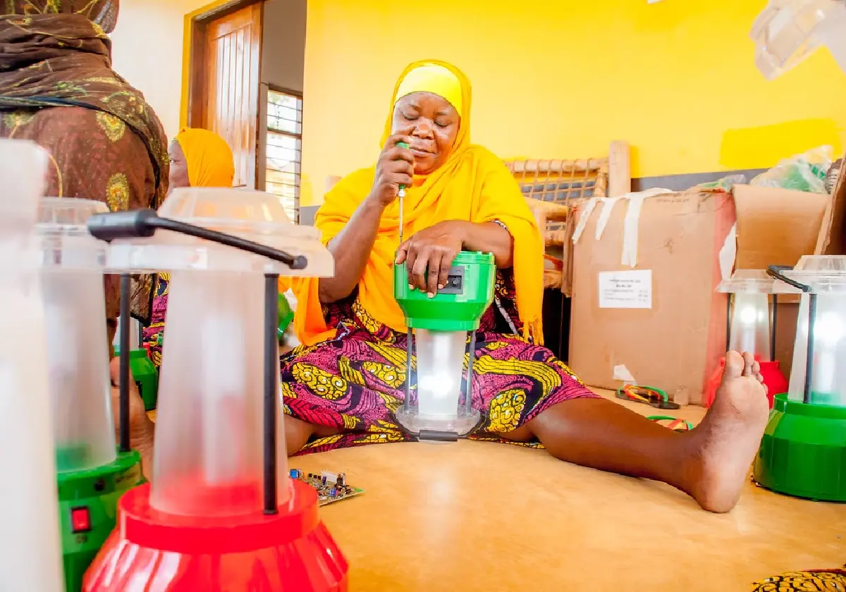 ‘Solar Mamas’ ช่างไฟฟ้าหญิง ผู้นำแสงสว่างจากโซลาร์เซลล์สู่ชุมชนห่างไกล