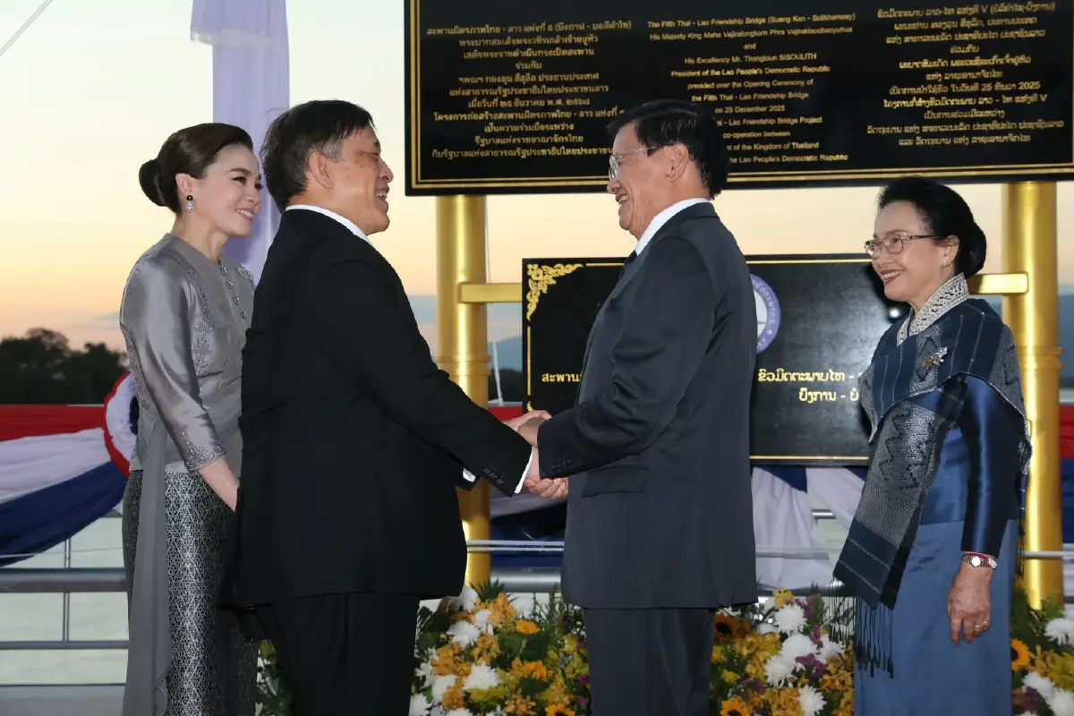 'ในหลวง-พระราชินี' เสด็จฯ เปิดสะพานมิตรภาพไทย-ลาว แห่งที่ 5 จังหวัดบึงกาฬ
