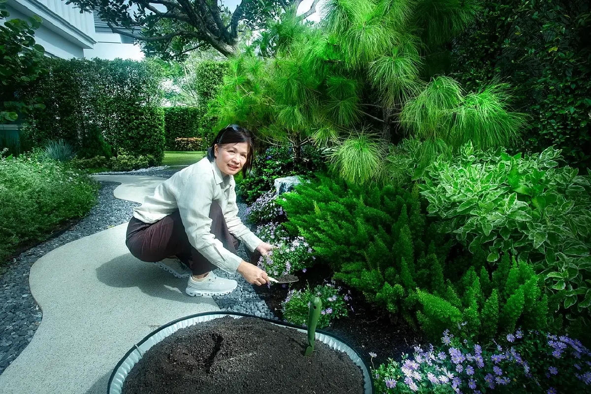 แลนด์ แอนด์ เฮ้าส์ พลิกขยะใบไม้ 218 ตัน สู่ดินปลูกลดคาร์บอน