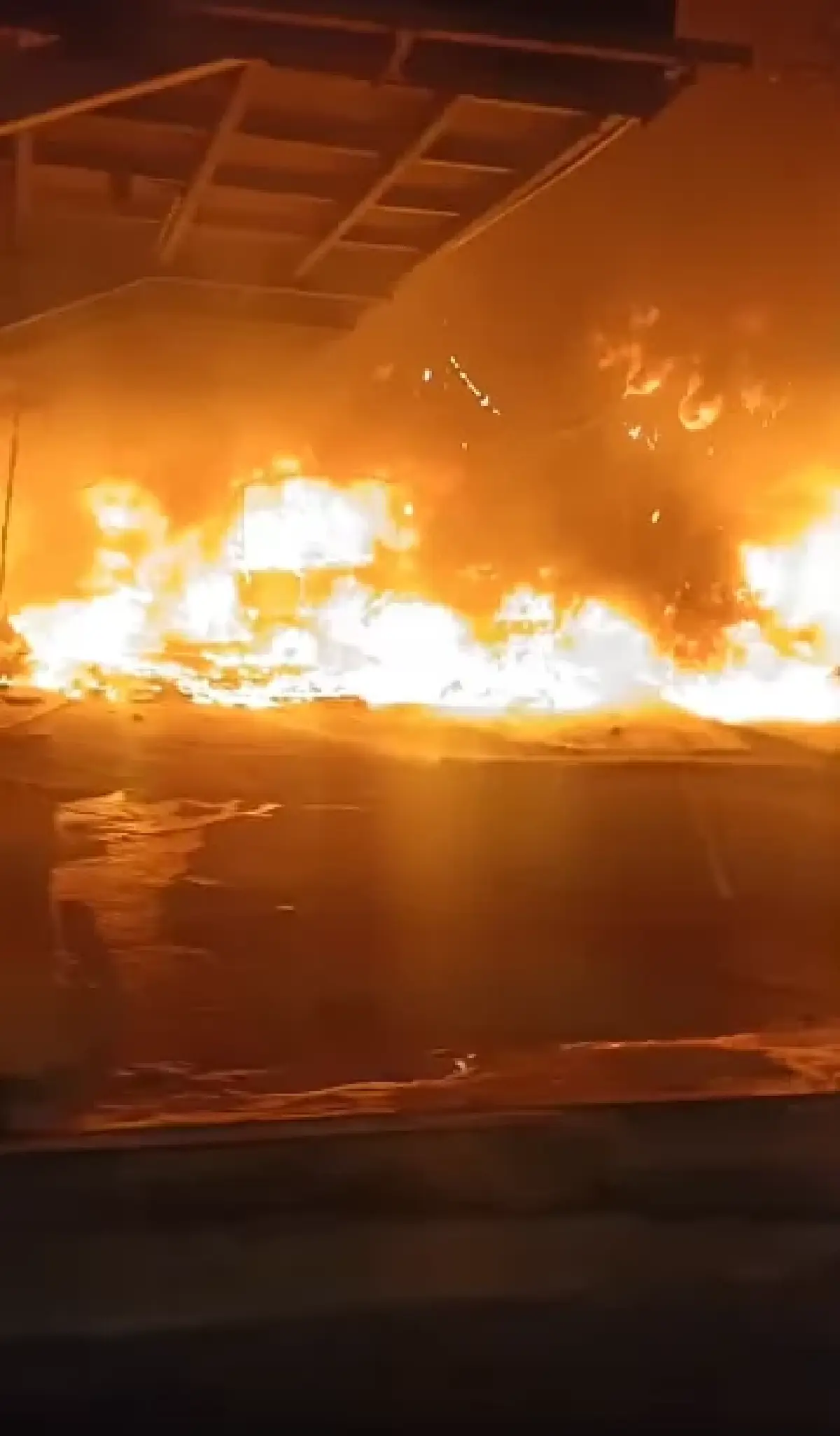 ชาวบ้านหนีตายกลางดึก ไฟไหม้บ้านเดี่ยว ซอยปุณณวิถี 13 วอดทั้งหลัง