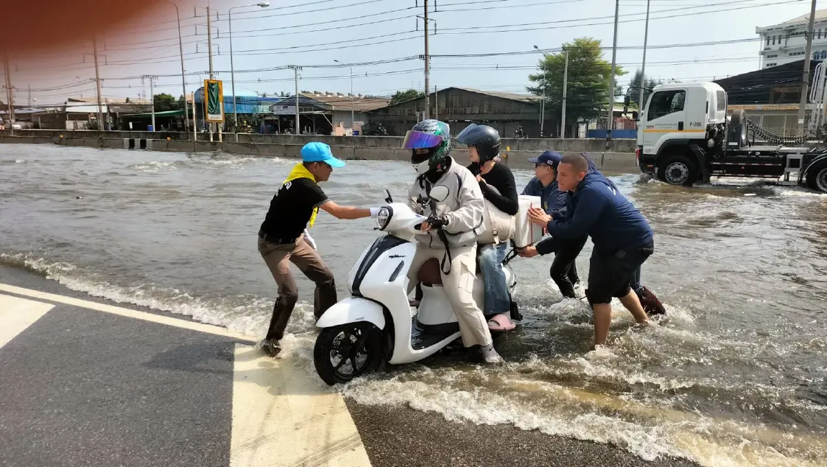 ป้ายใครหาย? น้ำท่วมถนนพระราม 2 พบแล้ว 84 ป้ายทะเบียนหาย เช็กด่วน