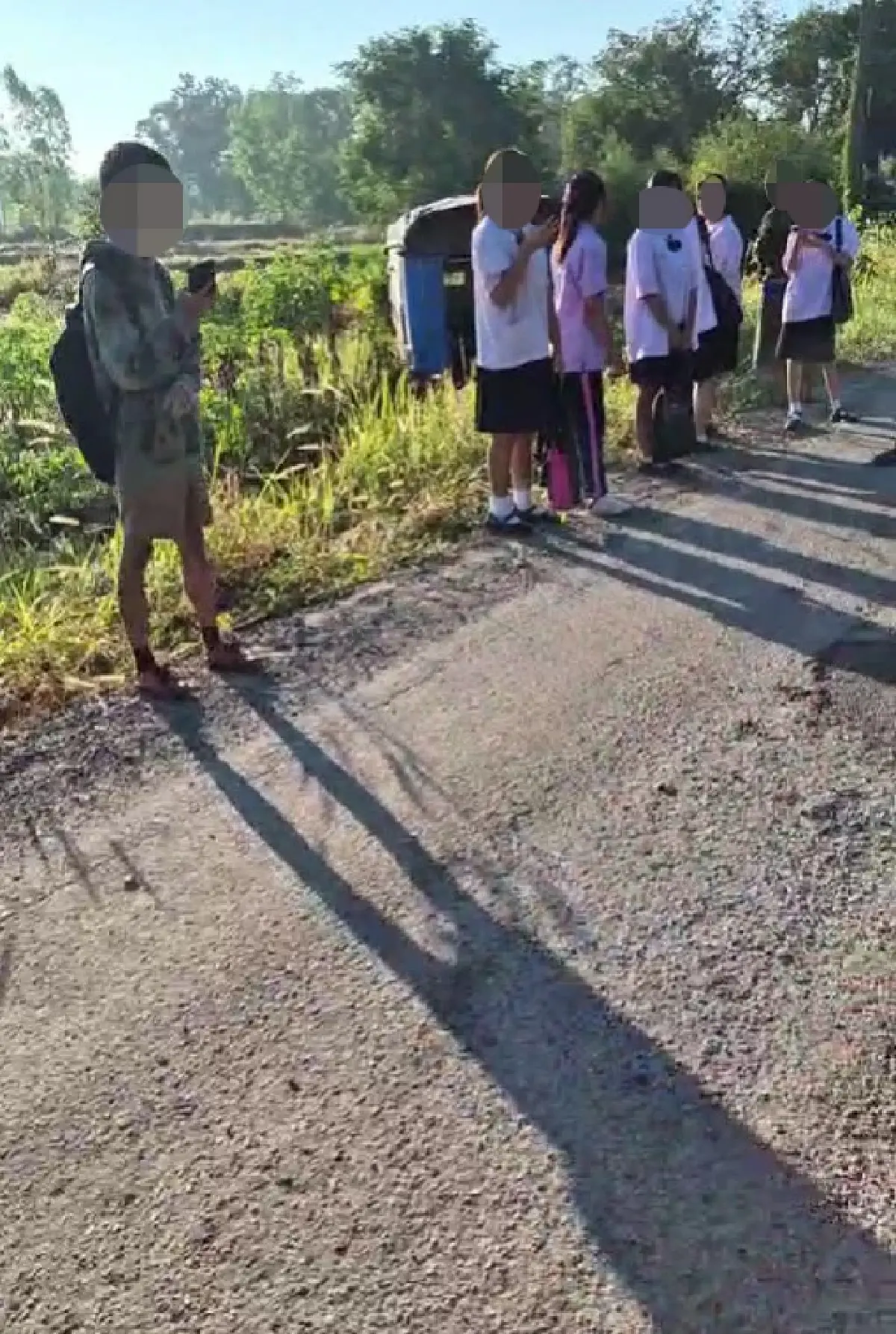 ด่วน รถนักเรียน 6 ล้อระเบิดยางหน้า ระทึกทั้งคัน ตกข้างทาง ที่อุดรฯ