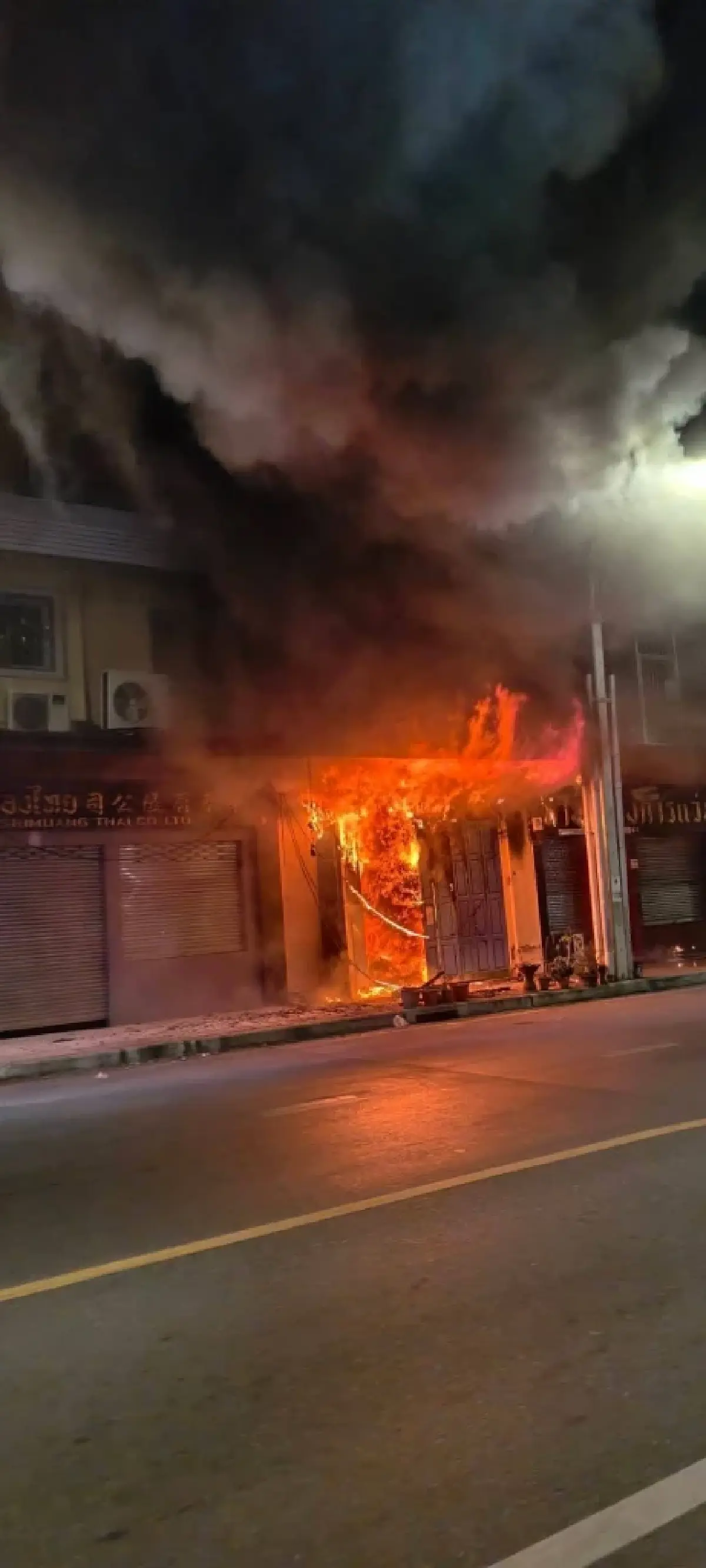 เกิดเหตุ ไฟไหม้บ้านประชาชน ตึกแถว 2 ชั้น เขตพระนคร เสียหายทั้งหลัง