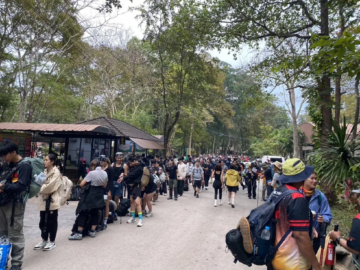 เข้าฟรีวันพ่อ! 'ภูกระดึง' คึกคัก นักท่องเที่ยวทะลุ 2,500 คน แห่สัมผัสอากาศหนาว