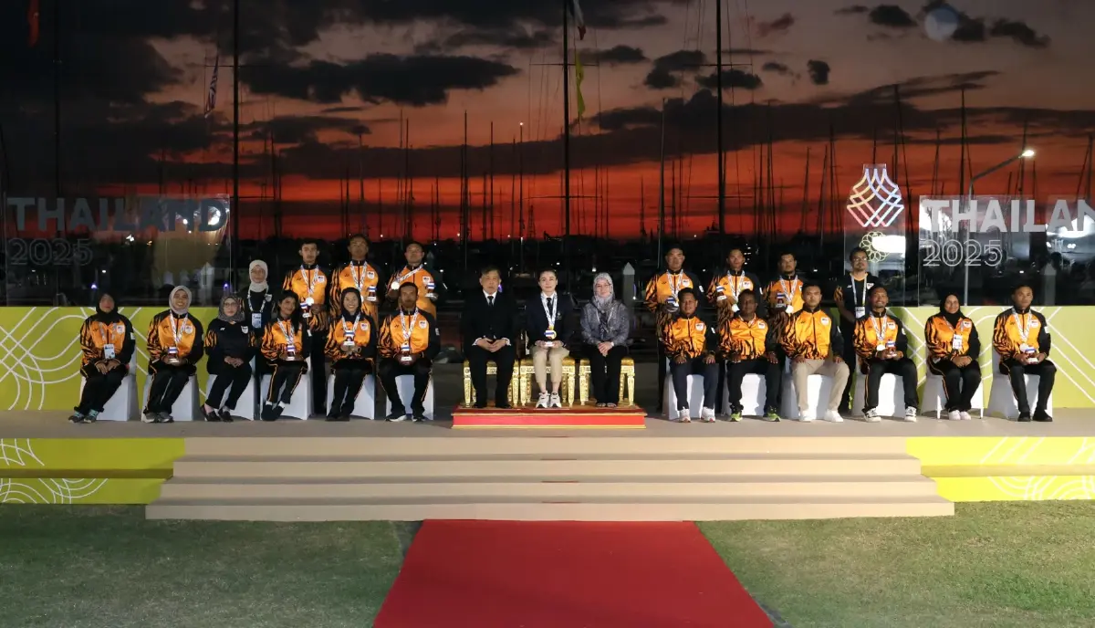 'ในหลวง' พระราชทานเหรียญทอง การแข่งขันกีฬาเรือใบ ซีเกมส์ ครั้งที่ 33 แด่ 'พระราชินี'