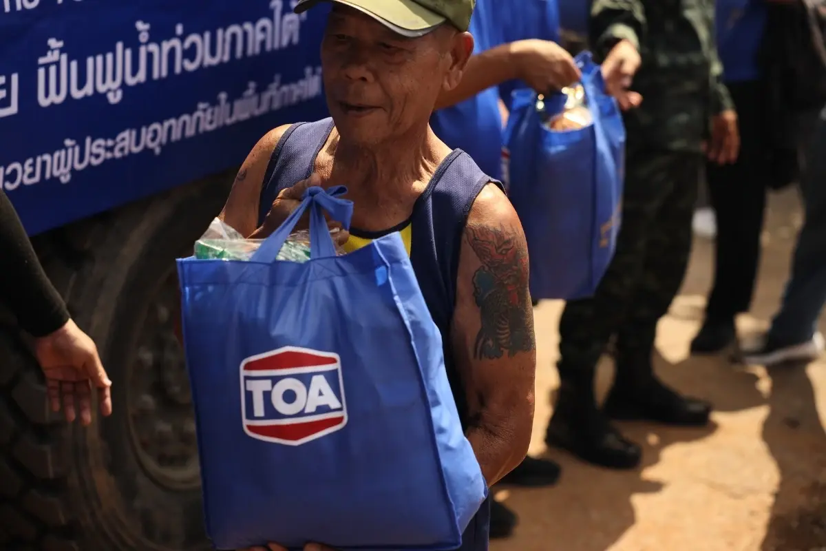 TOA เร่งฟื้นฟู รพ.หาดใหญ่ ส่ง 'ทีโอเอ อาสา – วิศวกร' ผนึกกำลังทหาร ปูพรมแจกถุงยังชีพ