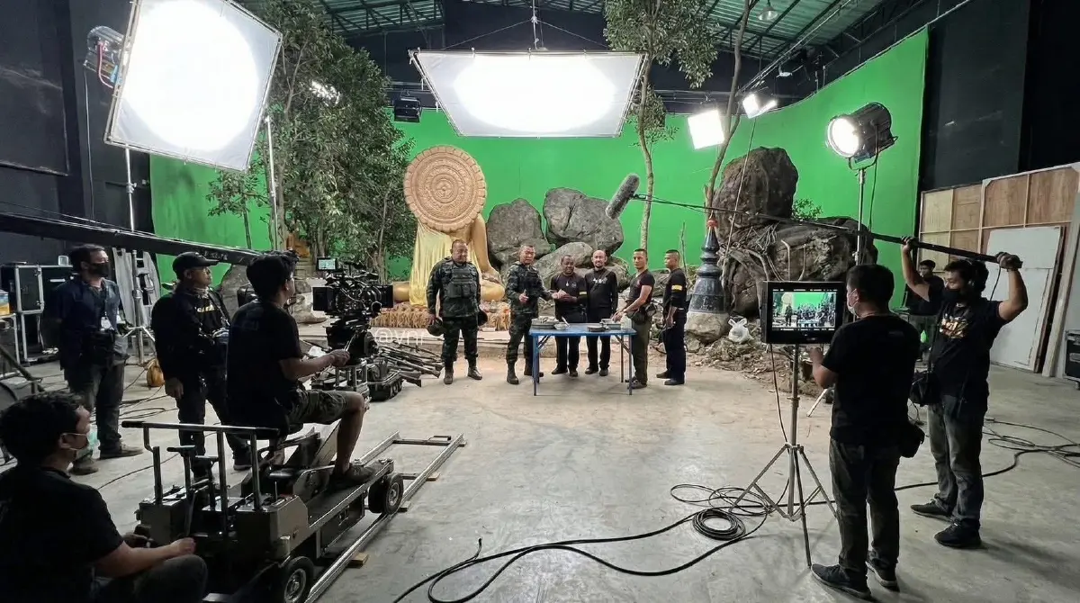 เทียบช็อตต่อช็อต 'กัมพูชา' ไม่เชื่อ ภาพ 'แม่ทัพกุ้ง' ยินดีไทยยึด ปราสาทตาควาย