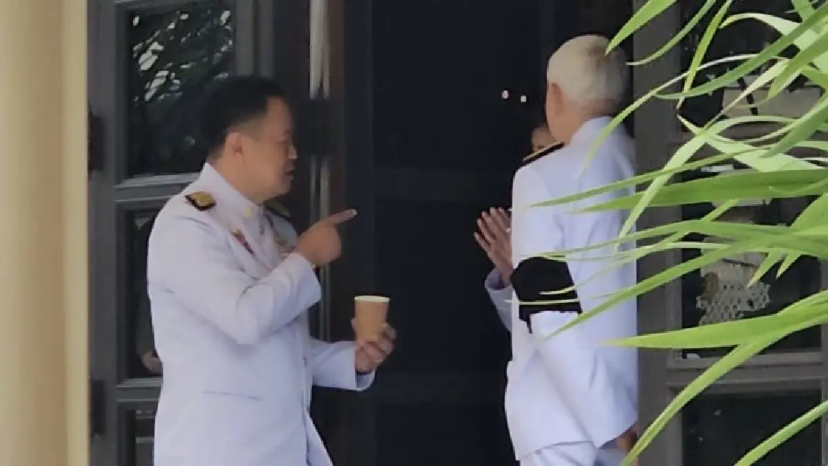 ‘อนุทิน’ ชิวโชว์สื่อฯ จิบกาแฟ คุย ‘บวรศักดิ์’ หลัง ‘ยุบสภา’