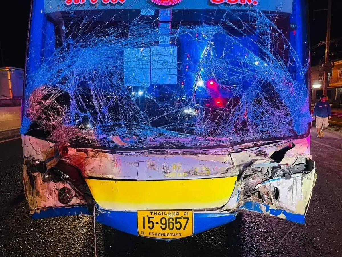 ด่วน รถทัวร์ กรุงเทพ-หนองบัวลำภู พุ่งชนรถบรรทุก ถ.มิตรภาพ กลางดง