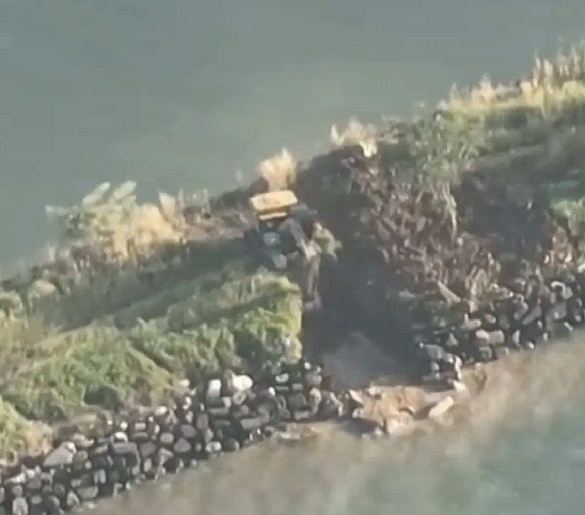 กัมพูชา ยอมทุบ เขื่อนสร้างยื่นลงทะเล หวังเปลี่ยนแปลงพื้นที่ หลัก กม.73