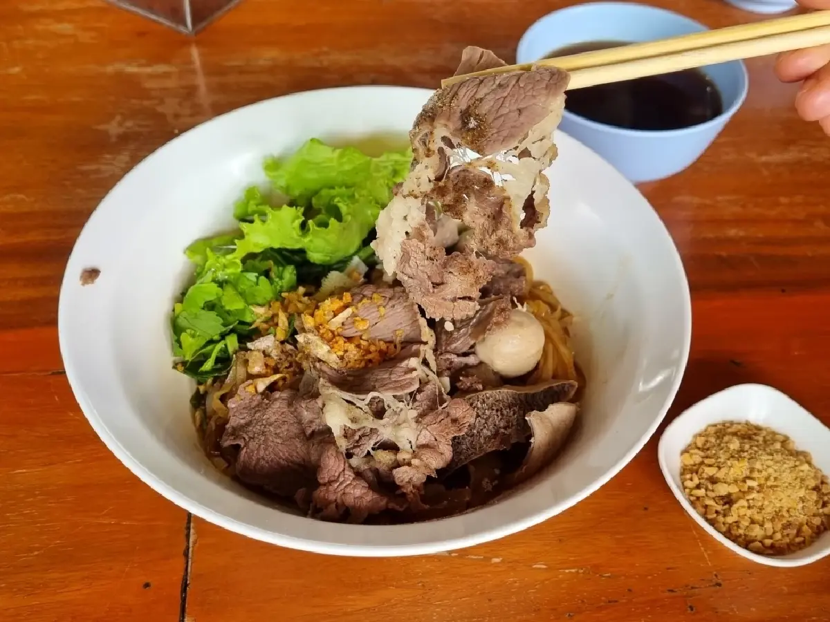 ไปกินเนื้อตุ๋นคาเฟ่ by โอเล่ มือกีตาร์วง ETC ที่ อ.แม่จัน