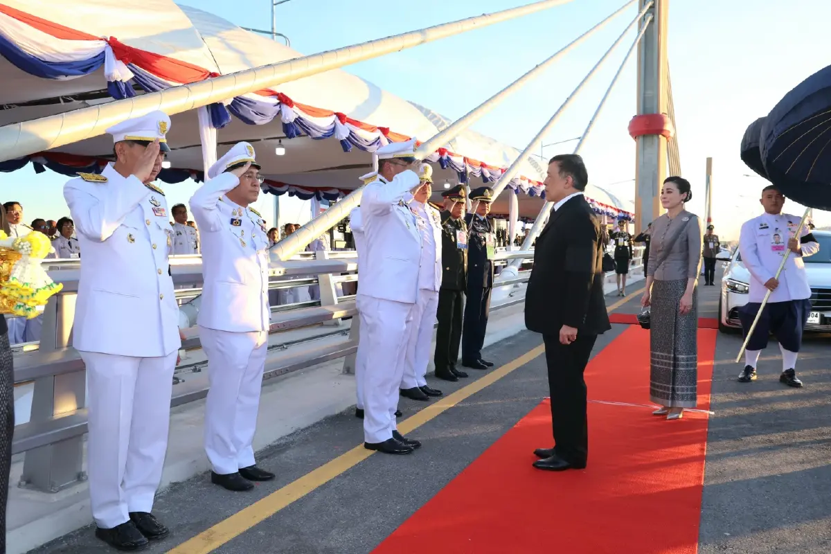 'ในหลวง-พระราชินี' เสด็จฯ เปิดสะพานมิตรภาพไทย-ลาว แห่งที่ 5 จังหวัดบึงกาฬ