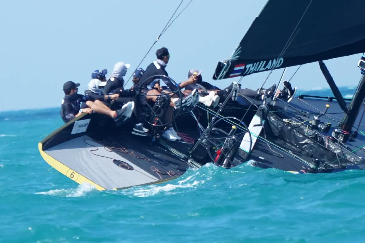 พระราชินี วางกลยุทธ์เฉียบ พาเรือใบไทยขึ้นที่ 1 ลุ้นชิงทองพรุ่งนี้