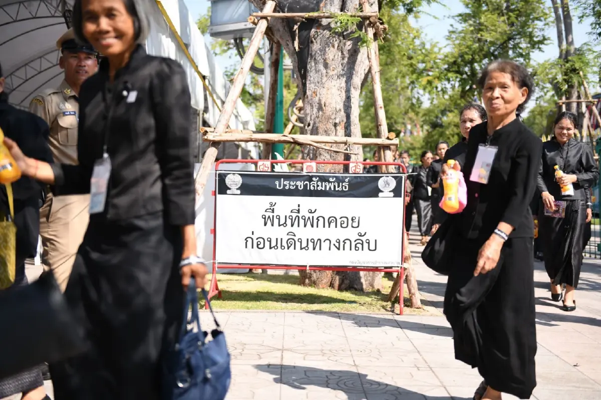 เข้ากราบพระบรมศพ ยอดพุ่ง 2 แสน กทม. เผย 5 ธ.ค. ปิดจุดคัดกรอง 13.00 น.