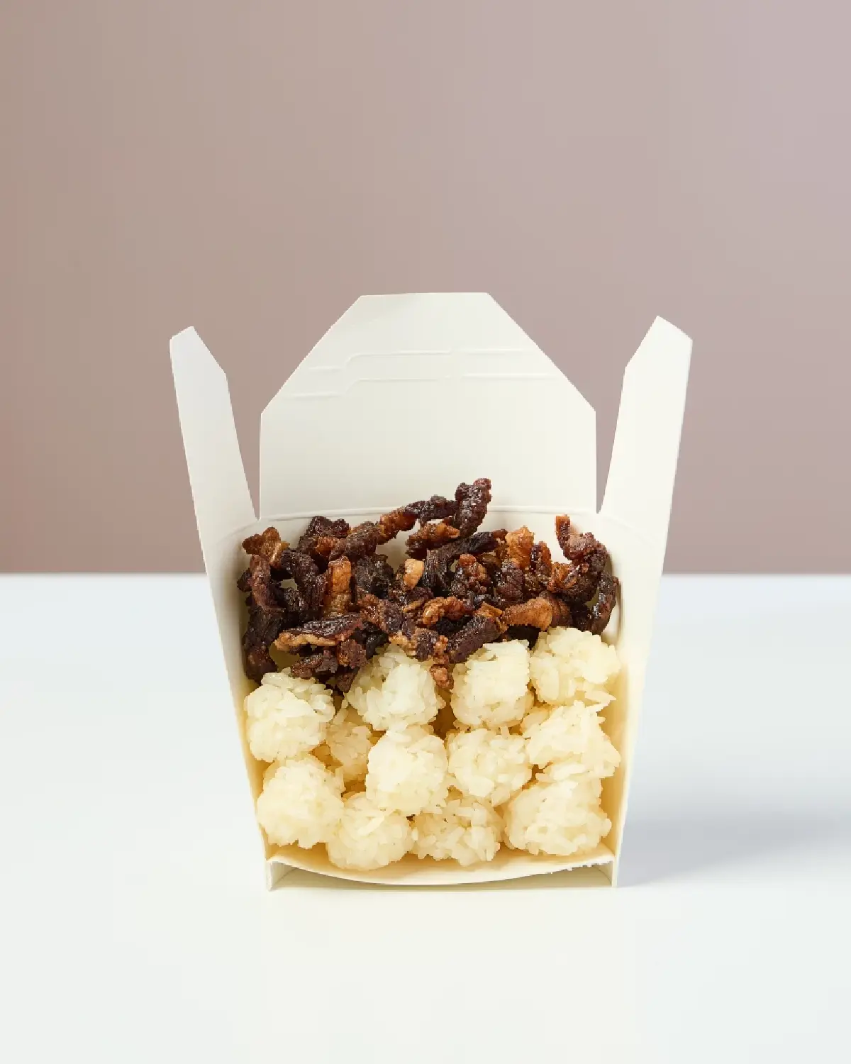 ไม่ได้มีแค่หมี่ไก่ฉีก! EMILY’S ขาย ‘ข้าวเหนียวเนื้อ-หมูเค็ม’ ราคากล่องละ 180-250 บาท