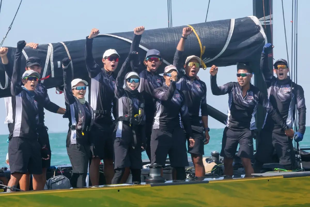 'พระราชินี' สร้างประวัติศาสตร์ ทรงนำทัพเรือใบไทย คว้าเหรียญทอง ซีเกมส์ ครั้งที่ 33