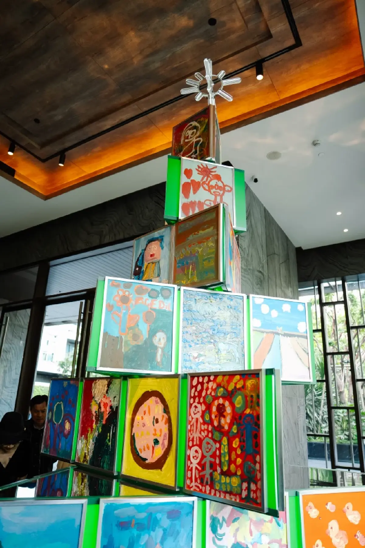 เผยโฉมต้นคริสต์มาส จากปลายพู่กัน 50 ศิลปินดาวน์ซินโดรม