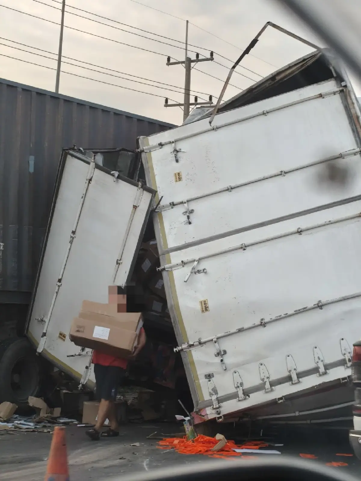 รถติดมาก เกิดอุบัติเหตุ รถบรรทุกคว่ำ ถนนพระราม 2 ขวาง 2 เลนซ้าย