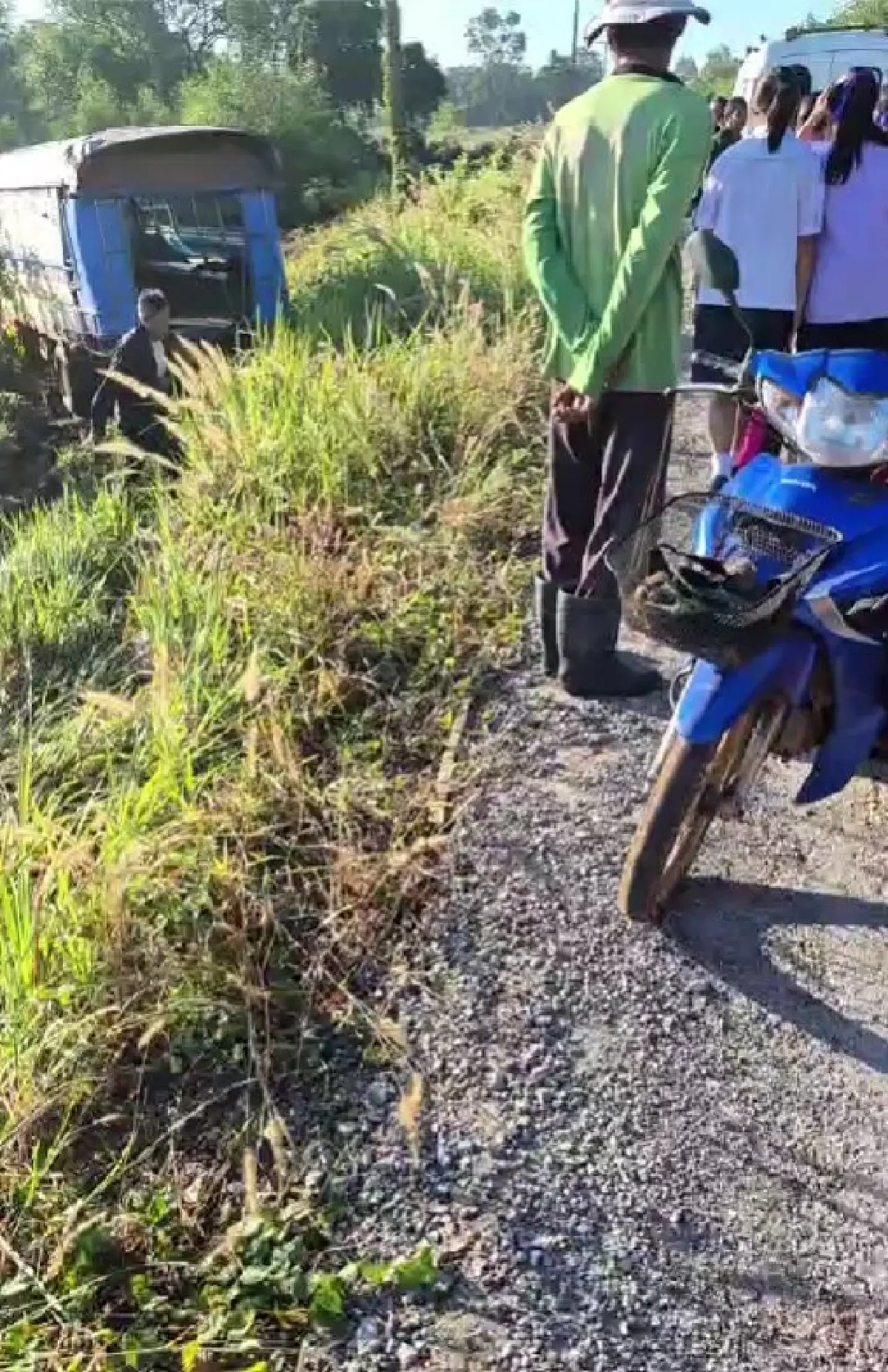 ด่วน รถนักเรียน 6 ล้อระเบิดยางหน้า ระทึกทั้งคัน ตกข้างทาง ที่อุดรฯ