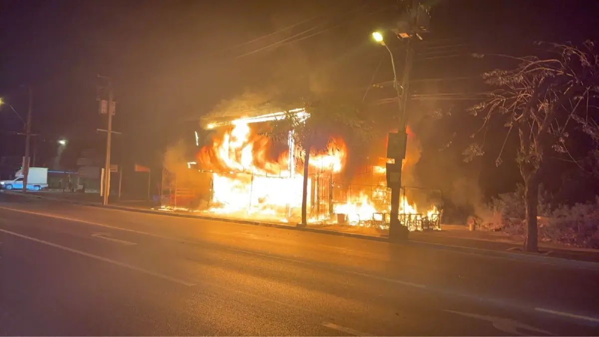 ไฟไหม้ร้านเฟอร์นิเจอร์ ซอยวัชรพล 18 หนีตายวุ่น กระโดดตึกเจ็บ 3 ราย