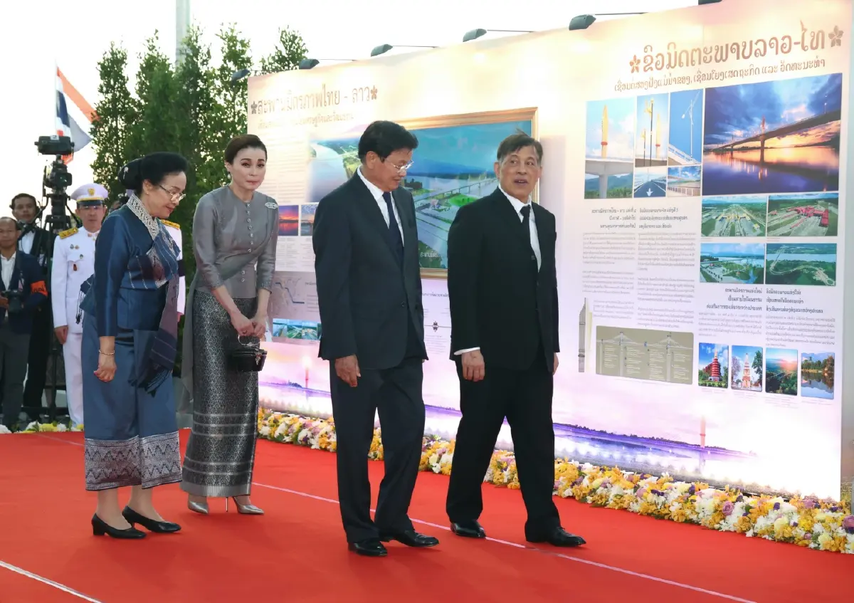 'ในหลวง-พระราชินี' เสด็จฯ เปิดสะพานมิตรภาพไทย-ลาว แห่งที่ 5 จังหวัดบึงกาฬ
