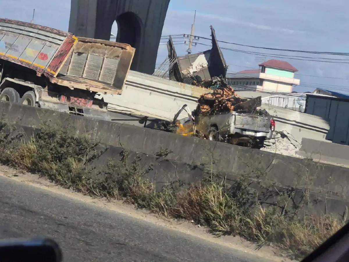 เปิดคลิป สะพานลอยถล่มทับรถ บางนา-ตราด เหตุดัมพ์ยกค้างฟาดพังยับ