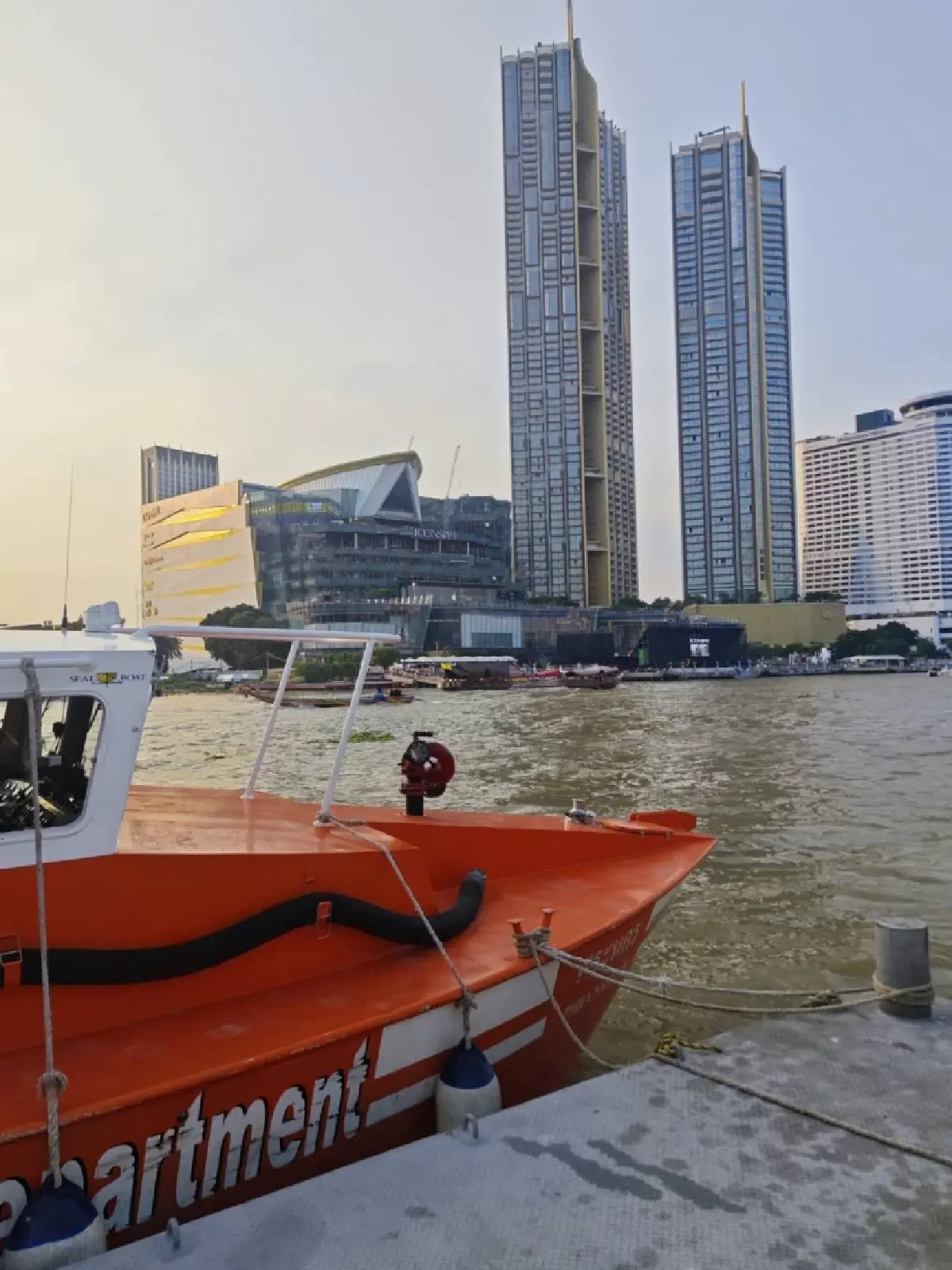 เคาท์ดาวน์ 'ไอคอนสยาม' สปภ. ออกลาดตระเวนทางน้ำ พร้อมรับเหตุฉุกเฉินตลอดคืน