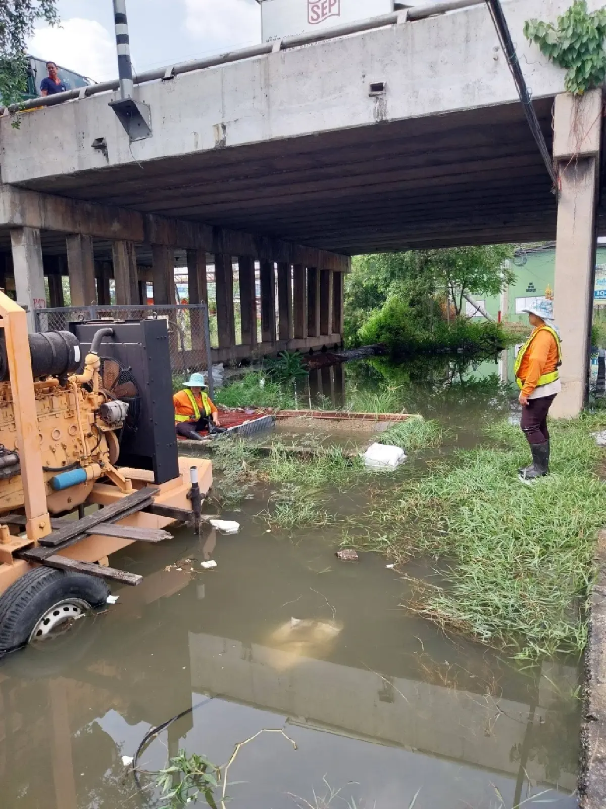 รถติดมาก ถนนพระราม 2 ขาเข้า สมุทรสาคร น้ำทะเลหนุนสูง รถเล็กเลี่ยง