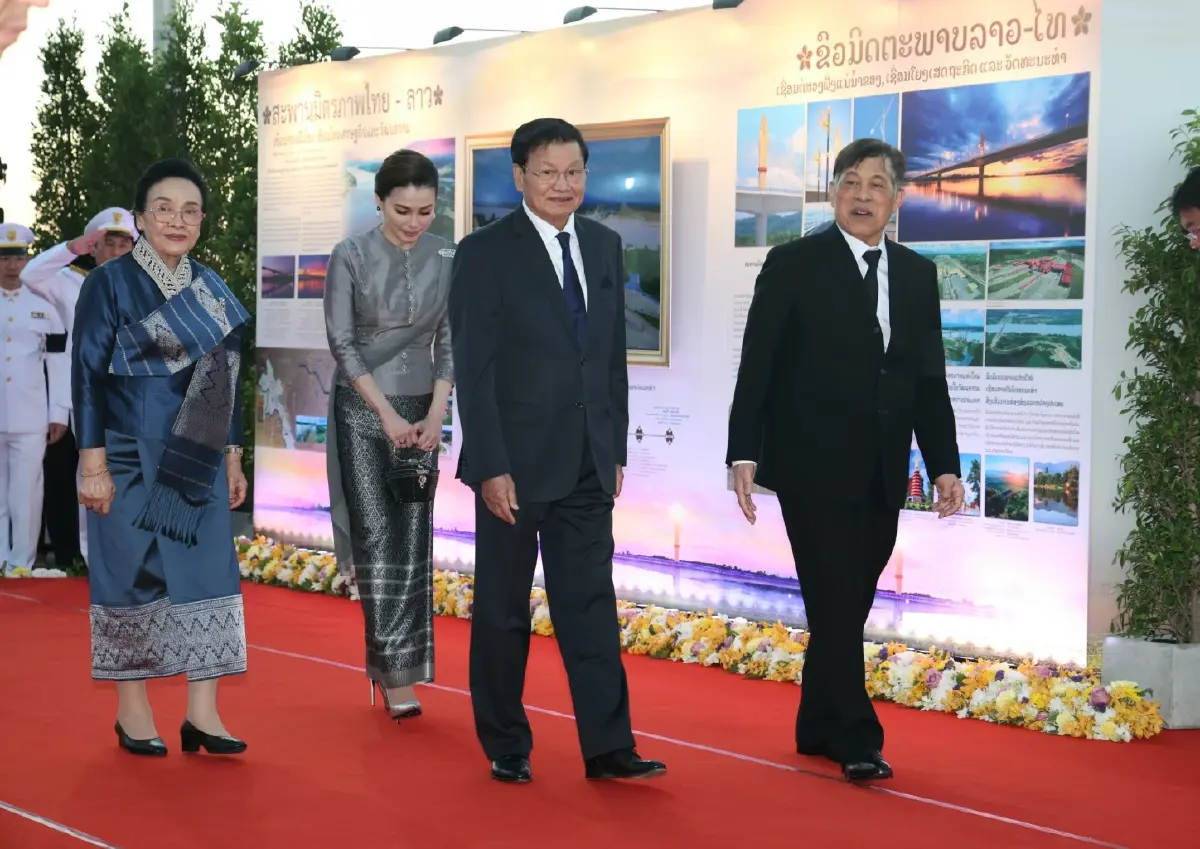 'ในหลวง-พระราชินี' เสด็จฯ เปิดสะพานมิตรภาพไทย-ลาว แห่งที่ 5 จังหวัดบึงกาฬ