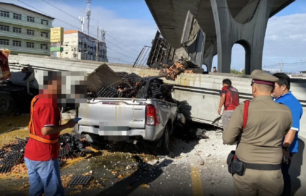 ด่วน! สะพานลอยถล่มทับรถ บางนา-ตราด กม.34 คนติดในรถ มีแก๊สรั่วด้วย