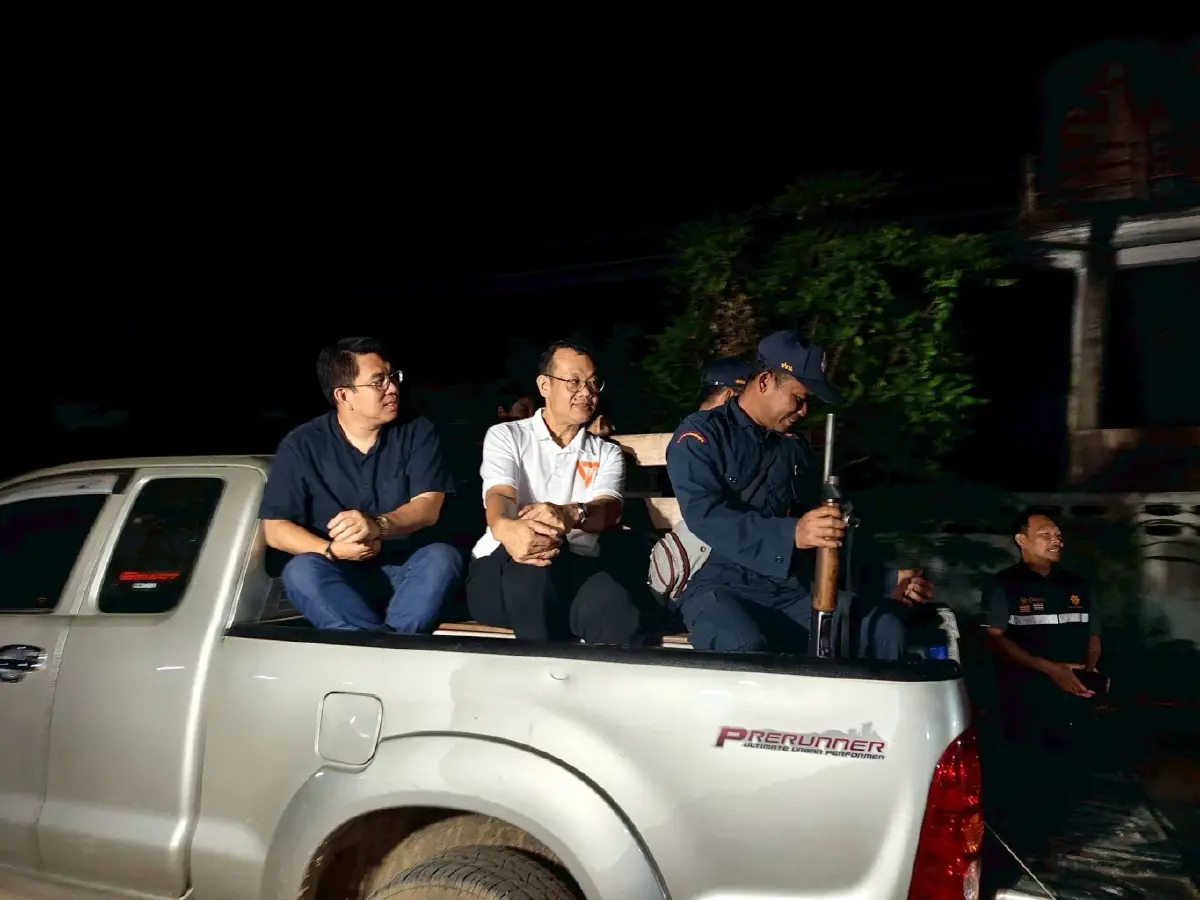 แกนนำส้มลงพื้นที่ศูนย์อพยพ 'ณัฐพงษ์' ส่งแรงใจให้ ปชช.-จนท.