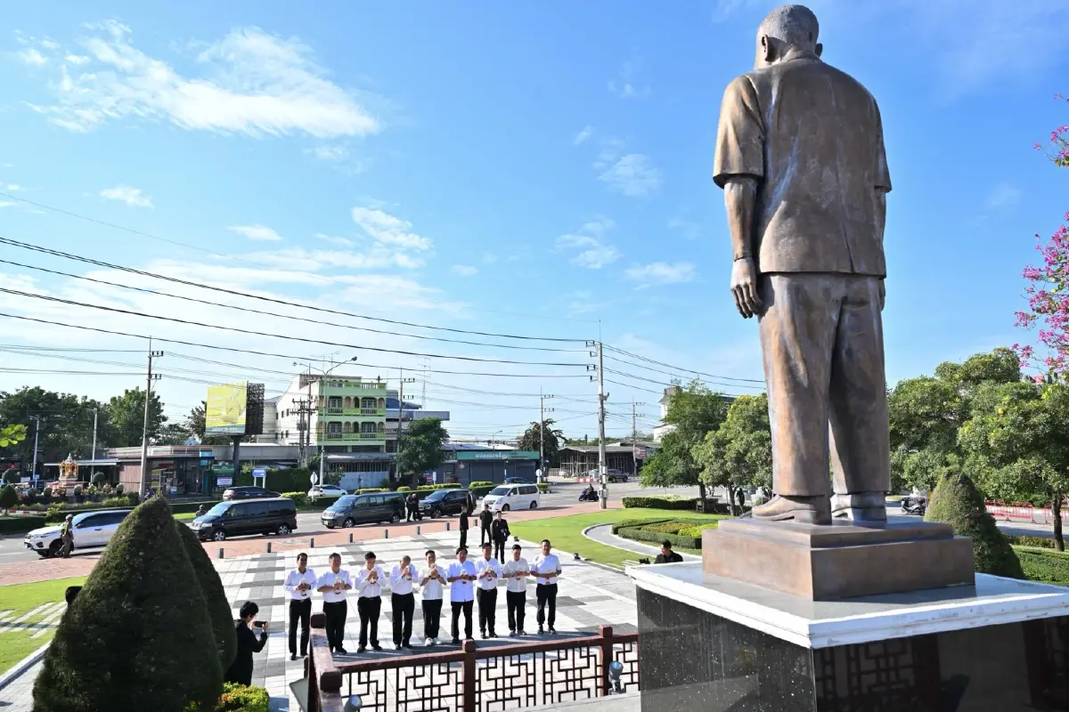 'วราวุธ' นำอดีตสส.ชทพ. ขอขมา รูปปั้นบรรหาร ก่อนซบ 'ภท.'พรุ่งนี้