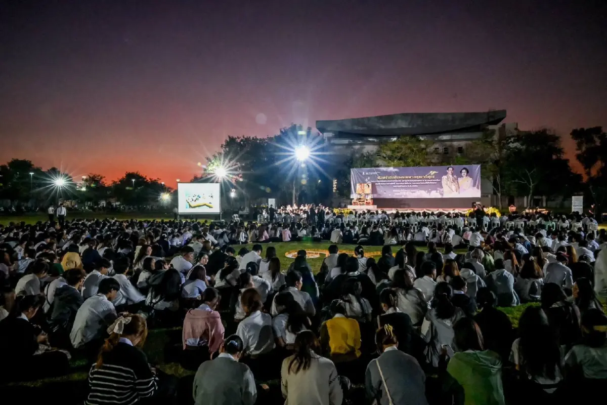 มมส จุดเทียนแปรอักษร น้อมรำลึก รัชกาลที่ 9 - สมเด็จพระพันปีหลวง