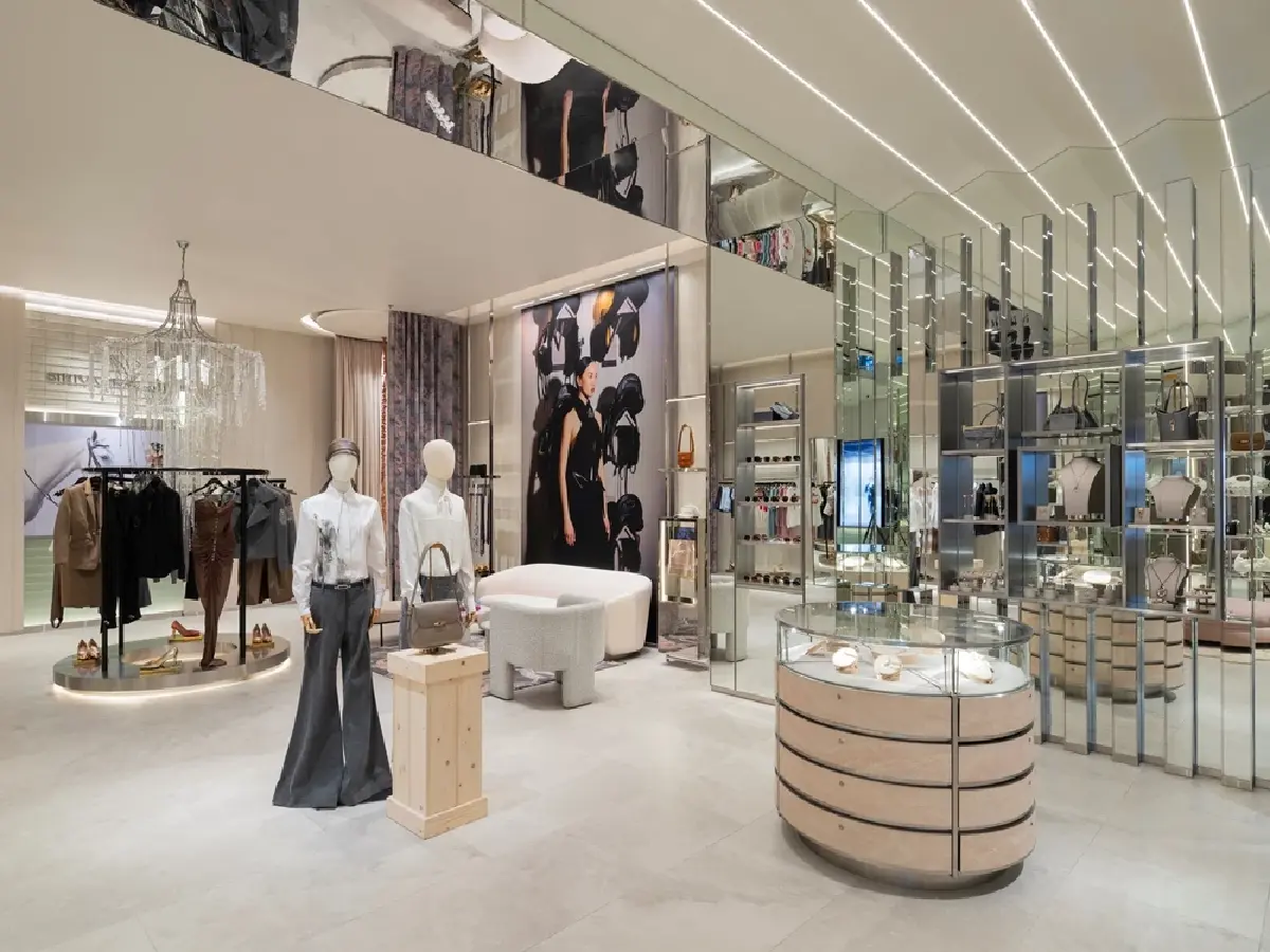 เจ้าฟ้าสิริวัณณวรีฯ ฉลองพระองค์วันเปิด SIRIVANNAVARI ร้านใหม่