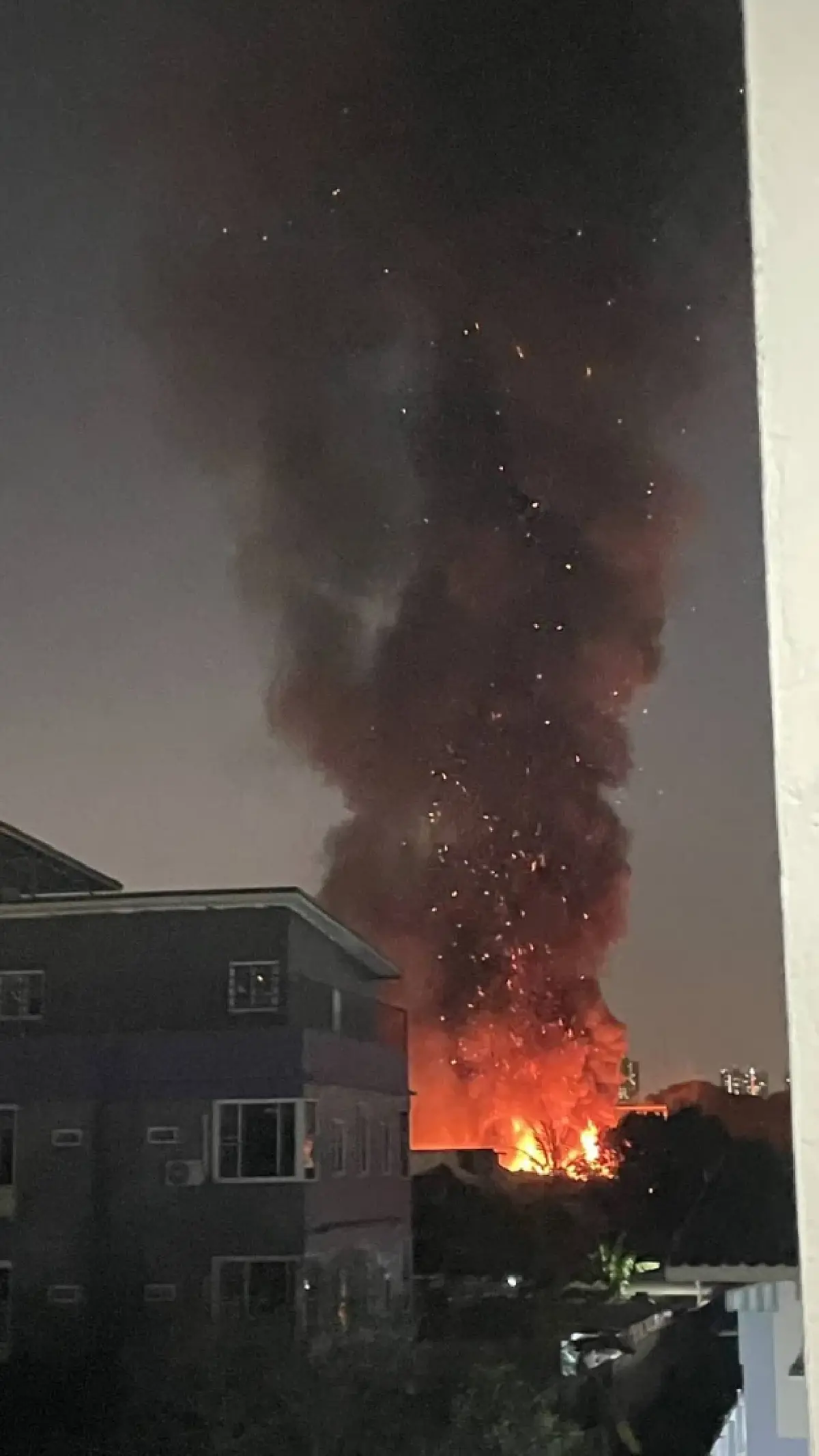 ชาวบ้านหนีตายกลางดึก ไฟไหม้บ้านเดี่ยว ซอยปุณณวิถี 13 วอดทั้งหลัง