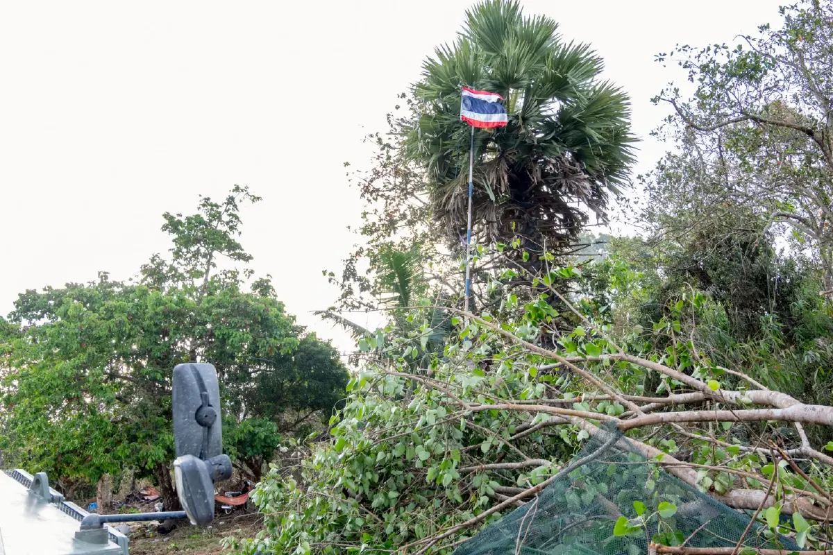 ปักธงชาติไทย! ปะทะเดือดเช้ามืด นาวิกโยธิน ยึดคืนบ้านสามหลัง จ.ตราด