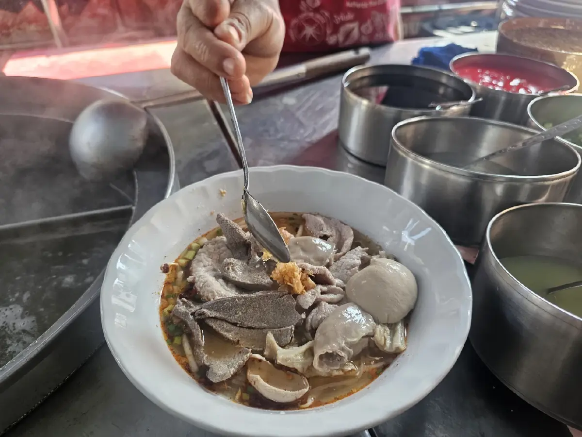 ‘แซว แฮปปี้แลนด์’ อร่อยมา 40 ปี มีดีที่ ‘น้ำซุป’ เฮียตี๋ พร้อมบริการ