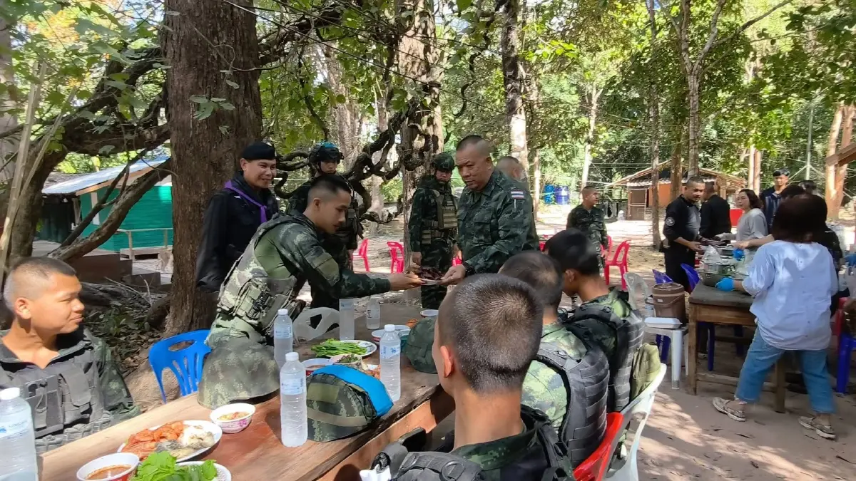 'แม่ทัพกุ้ง' ลงพื้นที่ช่องบก ปลุกขวัญกำลังในทหารแนวหน้า