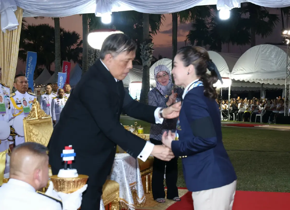 'ในหลวง' พระราชทานเหรียญทอง การแข่งขันกีฬาเรือใบ ซีเกมส์ ครั้งที่ 33 แด่ 'พระราชินี'