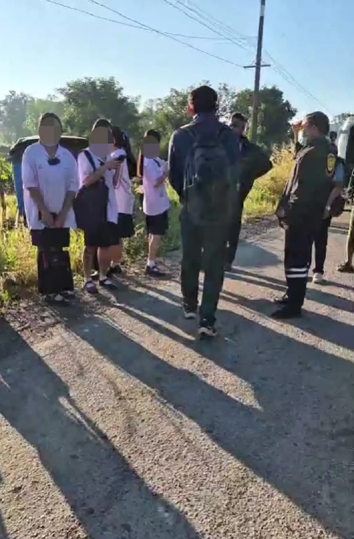 ด่วน รถนักเรียน 6 ล้อระเบิดยางหน้า ระทึกทั้งคัน ตกข้างทาง ที่อุดรฯ