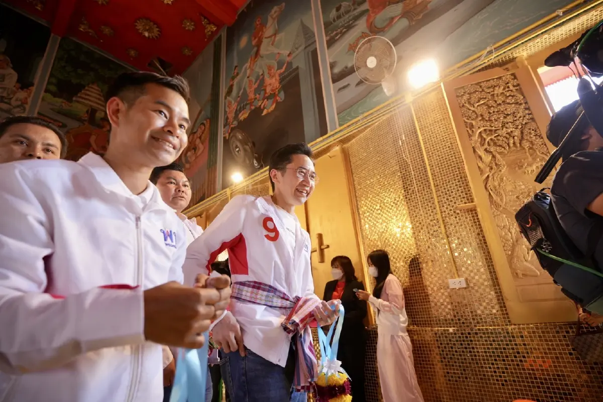 ‘ยศชนัน’ ควง ‘ใหม่ ไอน้ำ’ ขึ้นรถแห่ถิ่น ‘โสภณ’ เมินพื้นที่น้ำเงิน