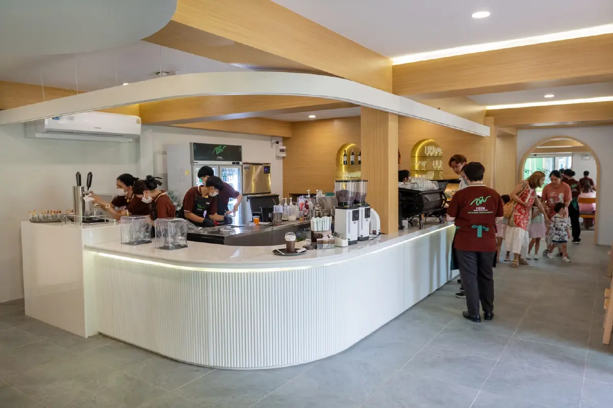 CHOM CAFÉ & RESTAURANT ต้นไม้เล็กจากเชียงใหม่ เติบโตเคียงต้นไม้ใหญ่ที่ The Chlorophyll หัวหิน