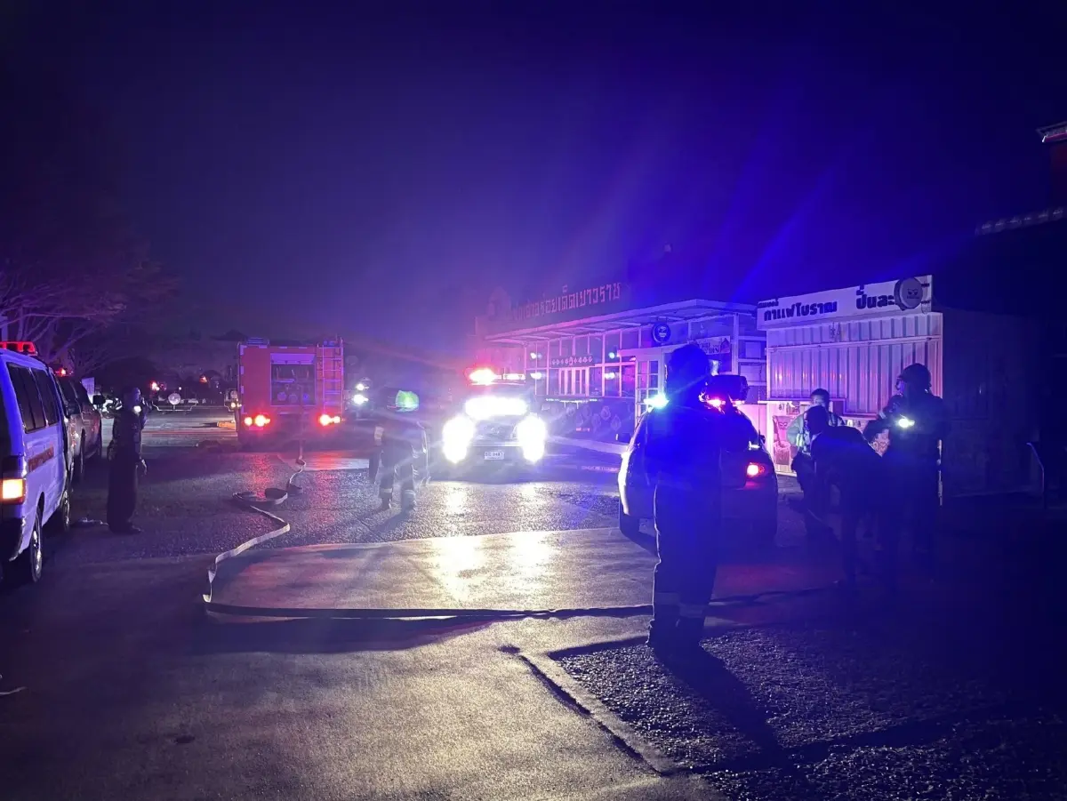 ไฟไหม้ร้านดัง ซูเปอร์มาร์เก็ต ซอยนาคนิวาส 2 ลาดพร้าว ดับเพลิงวุ่น