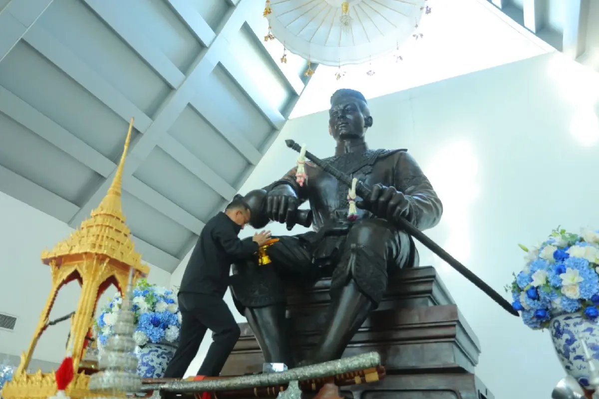 ‘สมศักดิ์-เสี่ยแฮงค์’ กราบพระนเรศวร มั่นใจ ‘พท.’ดวงมา โอกาสเป็นรัฐบาลสูง